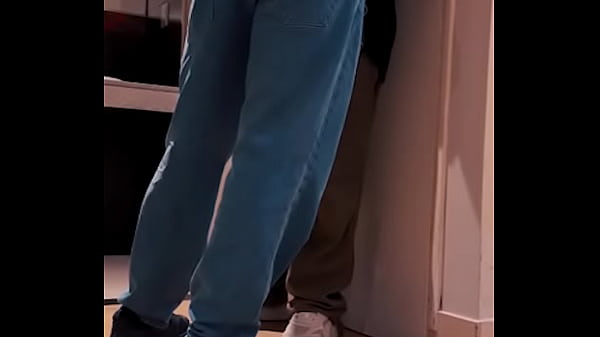 Mi compañero de piso me folla en la cocina luego de llegar pasado de copas