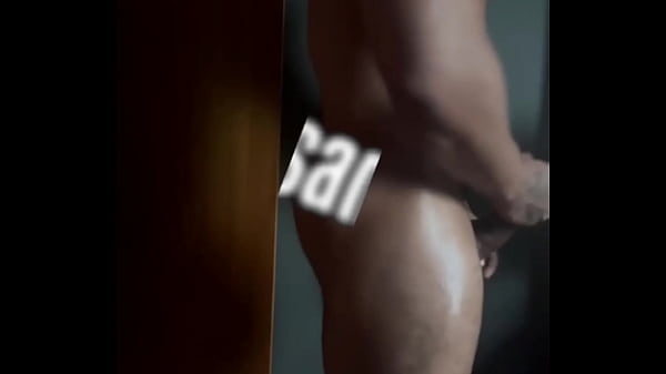 Novinho musculoso se exibindo