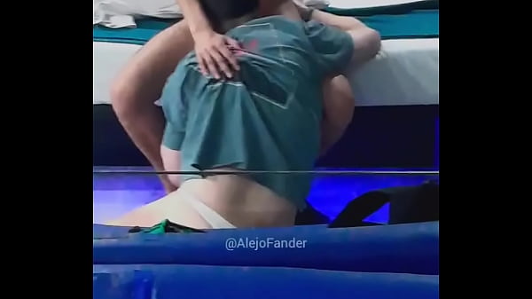 Hombre casado se atraganta chupando verga