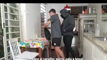 Assalto a pau armado. – Free