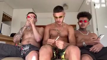 Chamei meu amigo hetero pra experimentar um putinho safado comigo.