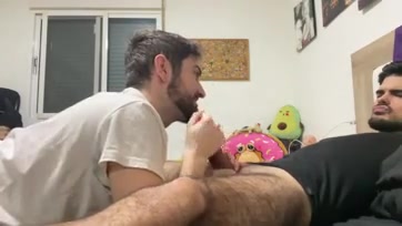 invito a mi amigo hetero para que me la chupe y correrme en su boca