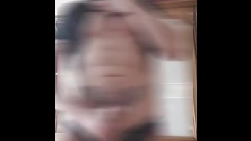 Je branle ma bite, avec une double et magnifiques éjaculations, je leche mon jus, vidéo complète non floutée.