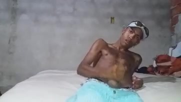 novinho maloqueiro 18 anos batendo muito dando leite gostoso