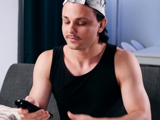 Straight guy’s gives his 1st blowjob ever!